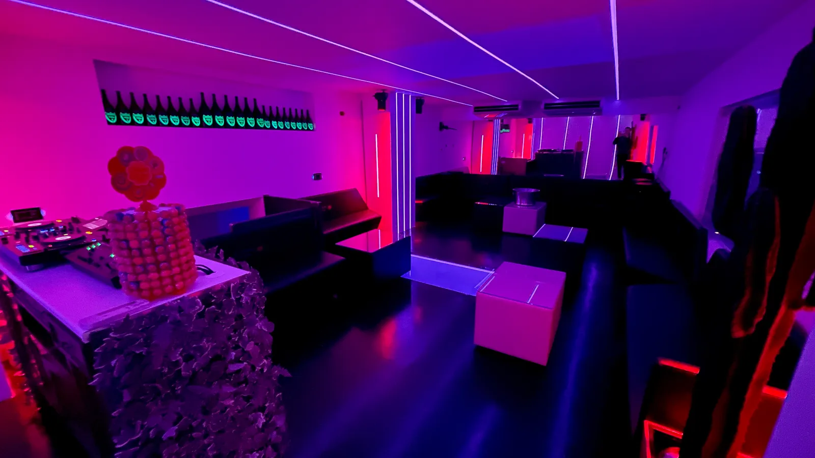 Il Secret Club con le luci viola