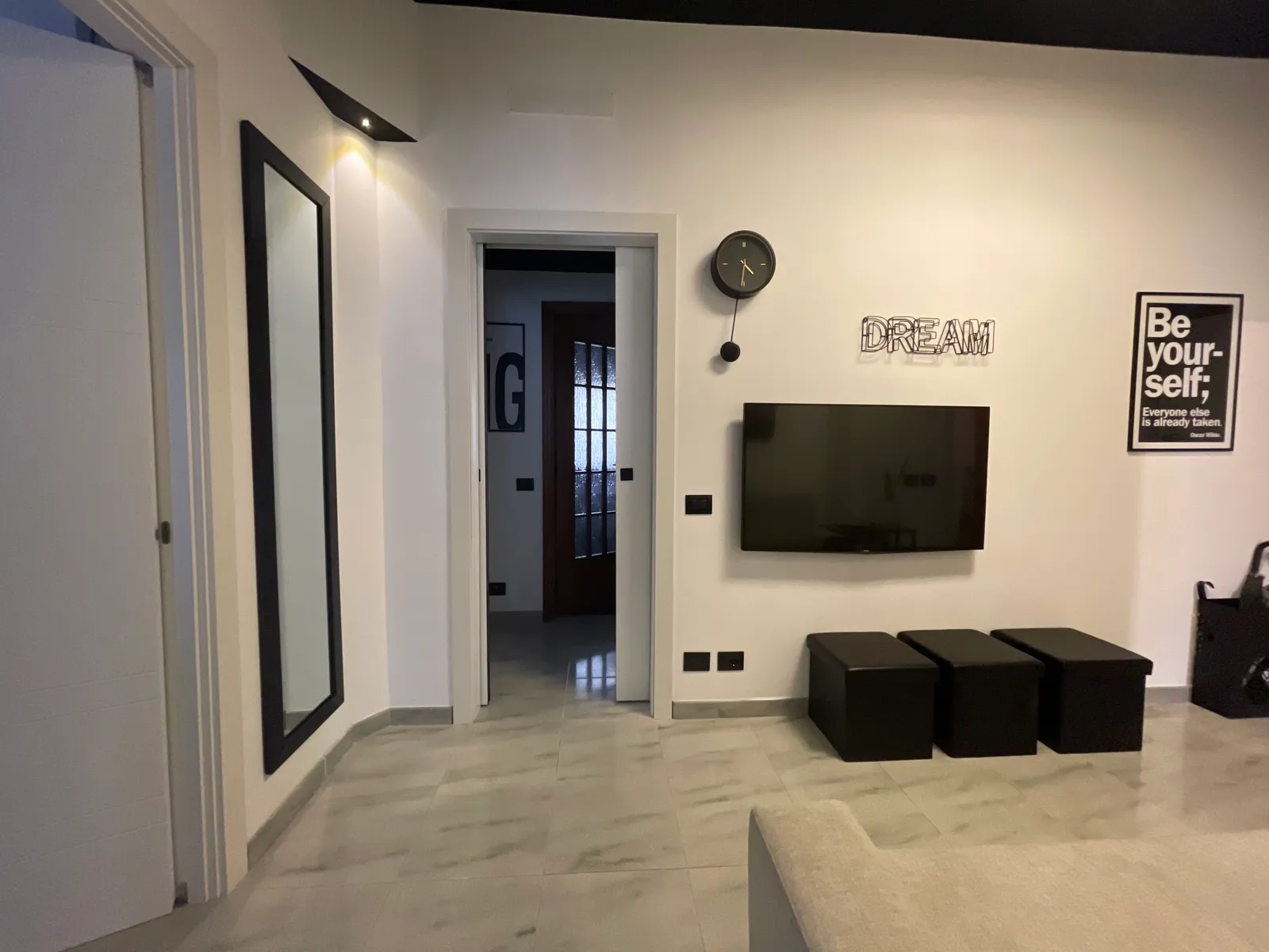 Soggiorno dell'appartamento Black&White